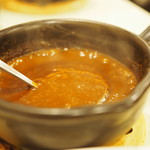 56695145 - 「豚ロースカツカレー」ルーは耐熱陶器でグツグツと鍋焼きの状態に。