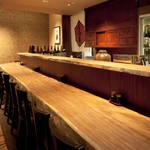 上居酒屋 酒亭さくま - ぬくもりのあるカウンターは全10席