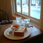 ボヤージュ - モーニングのある窓辺