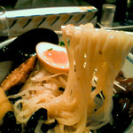 らあめん創房 えじそん - 冷やしらぁめん（塩）の麺のタイプ：中細ストレート麺（自家製）