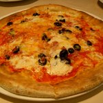 TRATTORIA Italia - ソーセージ、オリーブのトマトソースピッツァ