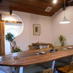 手打ち蕎麦 仙太郎 - 内観：大船（大テーブル）が真ん中に