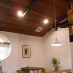 手打ち蕎麦 仙太郎 - 内観：天井は船底のイメージ？なカーブ