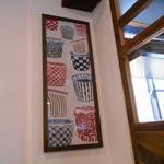 手打ち蕎麦 仙太郎 - 内観：カウンター席の上に可愛い蕎麦猪口の絵