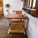 手打ち蕎麦 仙太郎 - 内観：奥のテーブルには大きな窓