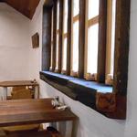 手打ち蕎麦 仙太郎 - 内観：奥のテーブルには大きな窓