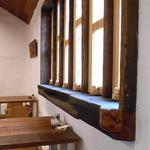 手打ち蕎麦 仙太郎 - 内観：奥のテーブルには大きな窓