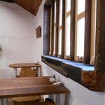 手打ち蕎麦 仙太郎 - 内観：奥のテーブルには大きな窓