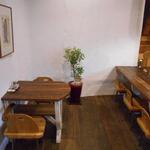 手打ち蕎麦 仙太郎 - 内観：入口側のテーブル