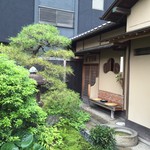 奥にあるもうひとつの入り口