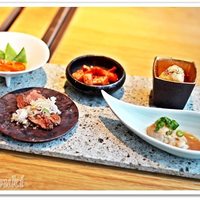 肉亭ふたご iki 新宿店 - キムチ・ナムル・レバテキ刺・ポテトサラダ・上ミノの胡麻和え