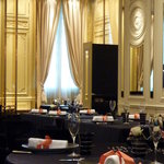 ガストロノミー ジョエル・ロブション - ゴールドに輝く店内