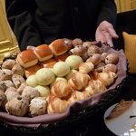 ガストロノミー ジョエル・ロブション - 2010年写真を写しやすいように、パンかごを持ち上げてくれました！