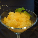 ガストロノミー ジョエル・ロブション - 2010年食べずに残した私には、温州蜜柑のグラニテとバニラクリームが出てきました
