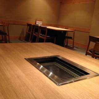 仕切りはございませんが、お隣との間隔は広く取っておりますのでご安心下さい。