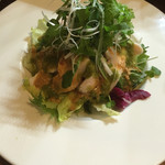 Kusanagi Baru Shi-Zu - 蒸し鶏のサラダゴマとパクチーソース