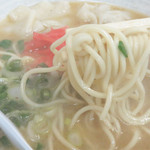 福楽園 - 麺は、博多ラーメンや長浜ラーメンより太めです。

