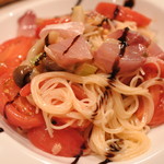 bistro D - トマトとカツオの冷製カッペリーニ
      これ、前回も頂いたんだけど
      カツオとトマトとバジルの相性がばっちりです！
      セロリがいいアクセントになってるよ。