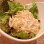 bistro D - しらすのアヒージョ
      ピザも美味しかったけど
      しらすって、アヒージョでも美味しいね。
      しかもこれ、お酒の肴にぴったりだよ！！
      