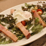 bistro D - シーザーサラダ ポーチドエッグ添え
      ボキらがいつもいただいている
      コスパ抜群のサラダです。
      