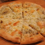 bistro D - しらすとチーズのピザ
      ピザはいつも明太子ピザを食べてるけど
      しらすのピザ？？
      珍しいので頂いてみることに。
      チーズとしらすって意外と合うんだね～
      これ、はまりそう・・・