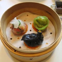 香港1997 銀座店 - 是日蒸點心（本日の日替わり蒸し餃子）竹炭のエビ蒸し餃子（黒）、キノコの蒸し餃子（緑）、野菜の蒸し餃子（白）
