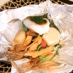 京口町　てるい - アカハタ　松茸　小芋　大根？　葉付きラディッシュなどの包み焼き　　