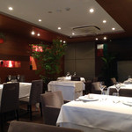 ジョンティ アッシュ - シックなメインダイニング