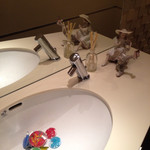 ジョンティ アッシュ - リヤドロの飾られたお化粧室