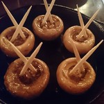 路地裏ワイン酒場 BUENO - マッシュルームの生ハム詰め鉄板焼き