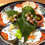 竹ざき - 5】八寸：穴子寿司 イイダコ 琵琶湖小鮎 そら豆 バイ貝 鶏の松風焼き 鯛の子 花わさび 海苔(2016.4)