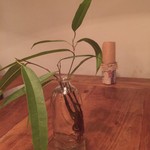 アジア食堂RASCAL - 机の上の生け花