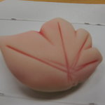 越後屋若狭 - 錦秋　紅ぼかし上用練り切りを紅葉の形に仕上げた品