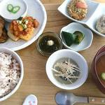 にじまる - ランチはテーマパークをイメージした遊び心満載のおまかせ定食１種類です。この日のメニューはじゃがいもと豆乳のビシソワーズ、大豆ミートと茄子の生姜焼き、焼き豆腐のボロネーズソースかけ、高きびと大豆のしそ巻きコロッケ、さつまいもといちじくのサラダ、茄子胡麻クリーム漬け、かぼすのもずく酢、キュウリの紫蘇麹漬け、赤米と黒米入り胚芽米、重ね煮入り味噌汁です！
