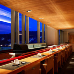 Nihonshoku Miyabitei - 大きな窓から夜景が望める鮨カウンター