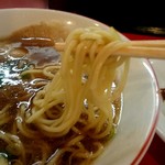 ラーカク家 - 麺は中太。ザラッとした舌触りの麺