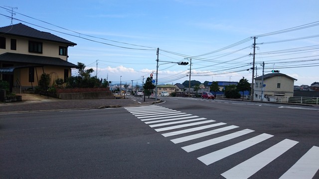 エーバーガーズ カフェ - こちらの三叉路の一角に店舗はあります.