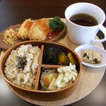 Purasusutairukafe - わっぱ弁当箱の蓋を取るとこんな感じです