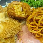 Kicchinemu - キッチン M ＠日本橋兜町 ランチに盛り込まれるカレーソースが掛けられた鶉の玉子のスコッチエッグ・オリジナルマヨネーズが掛けられるイカフライ・具無しナポ・ハム