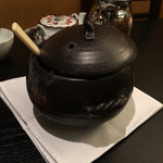 レストランベルビュー - この土釜で炊かれました。おこげあり。
      美味い！