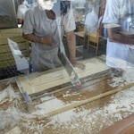 本格手打うどん はゆか - 裁断してます