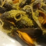 ゴロゴロ入ったムール貝の旨味がパスタに沁みこむ