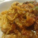 ほぐした秋刀魚の香ばしさやワタの苦味、すだちの香りがトマトソースで一体に