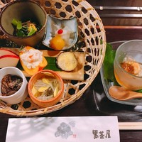 黒茶屋 - 見た目にも美しい前菜。右の器のお豆腐が、本当に大好き！