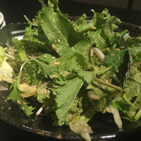 焼肉 にくなべ屋 神戸びいどろ 北野坂店 - 森崎農園の10種野菜サラダ(¥550)