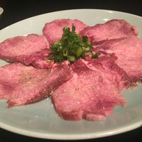 焼肉 にくなべ屋 神戸びいどろ 北野坂店 - 特選タン(¥980)