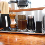 牛かつ 壱弐参 - 左から（箸・岩塩・ソース・醤油・爪楊枝）