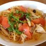 Jolly pasta - 2種のスモークサーモンと白舞茸のペペロンチーノ