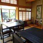 讃岐づくり本格手打ちうどん 麦の季 - 床の間も素敵。