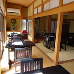 讃岐づくり本格手打ちうどん 麦の季 - 縁側の席は二人掛